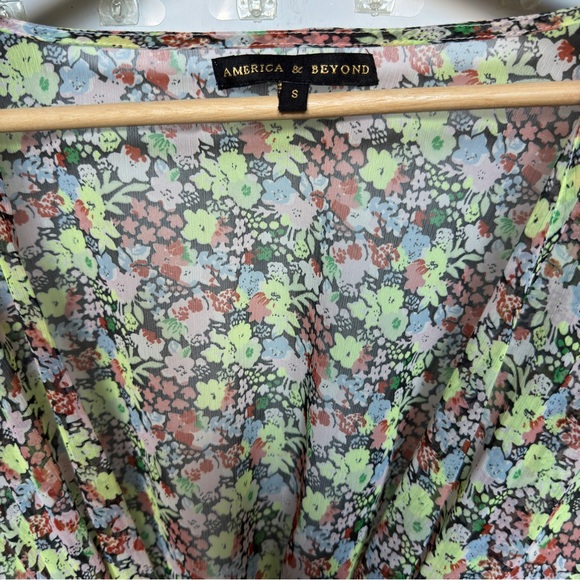 America & Beyond Boho Kimono - Picture 2 of 6